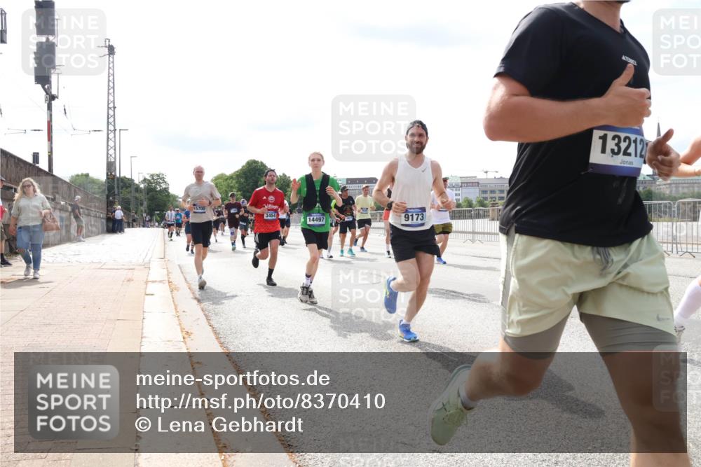 29.06.2025 - hella hamburg halbmarathon Lena Gebhardt http://msf.ph/oto/8370410 29.06.2025 10:14:49 Lombardsbrücke 15700, 3454, 14497, 9173, 187, 13212, 1071, 1379, 1406, 1575, 1728, 2046, 2140, 2494, 2601, 2690, 2990, 3020, 3025, 3154, 3454, 3507, 3509, 3691, 3756, 3834, 3844, 4495, 4641, 5191, 5608, 5670, 5800, 5981, 6028, 6083, 6181, 6248, 6366, 6935, 7195, 7439, 7802, 7840, 7881, 8055, 8147, 8239, 8275, 8522, 8563, 8609, 8755, 8854, 9113, 9173, 9556, 9663, 9709, 9911, 10224, 10391, 10589, 10610, 10717, 10963, 11271, 11598, 12467, 13237, 14488, 16126 meine-sportfotos.de