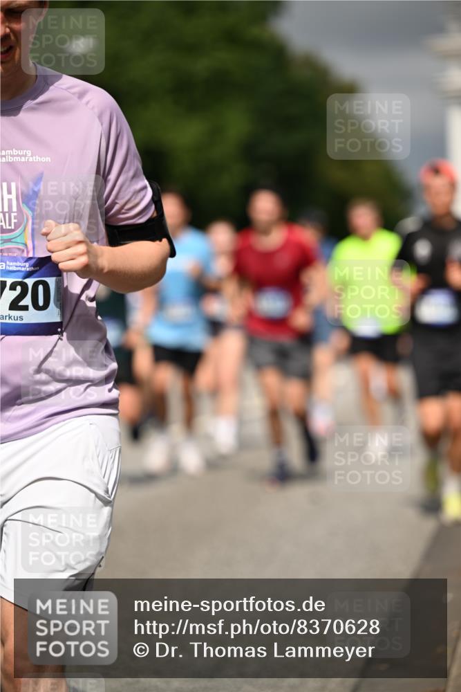 29.06.2025 - hella hamburg halbmarathon Dr. Thomas Lammeyer http://msf.ph/oto/8370628 29.06.2025 10:19:42 Kennedybrücke 1440, 2076, 2140, 2494, 2720, 2989, 3167, 3417, 4007, 4466, 5423, 6376, 6576, 7897, 7941, 7942, 8885, 9192, 9307, 9556, 9657, 9847, 10108, 10608, 10963, 11303 meine-sportfotos.de