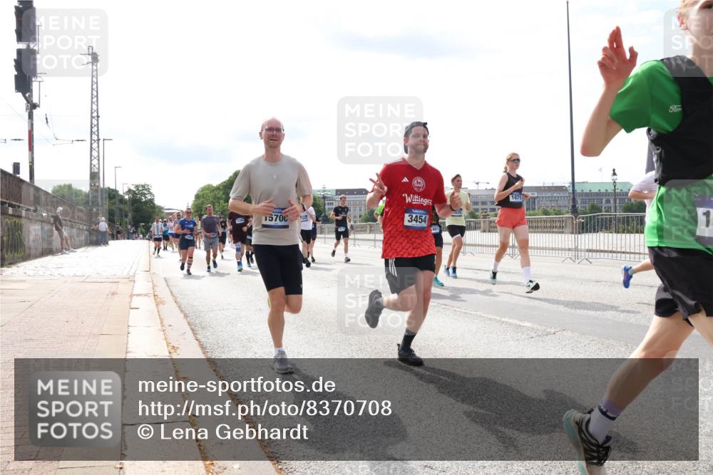 29.06.2025 - hella hamburg halbmarathon Lena Gebhardt http://msf.ph/oto/8370708 29.06.2025 10:14:51 Lombardsbrücke 1570, 3454, 025, 1071, 1, 1071, 1296, 1379, 1406, 1575, 1728, 1745, 2046, 2140, 2494, 2601, 2690, 2990, 3020, 3025, 3154, 3454, 3507, 3509, 3691, 3756, 3834, 3844, 4495, 4641, 5191, 5608, 5670, 5800, 5981, 6028, 6083, 6181, 6248, 6366, 6935, 7195, 7439, 7802, 7881, 8055, 8147, 8237, 8239, 8275, 8522, 8563, 8609, 8755, 8854, 9113, 9173, 9556, 9663, 9709, 9911, 9975, 10224, 10391, 10589, 10610, 10717, 10963, 11271, 11598, 12467, 13237, 16126 meine-sportfotos.de