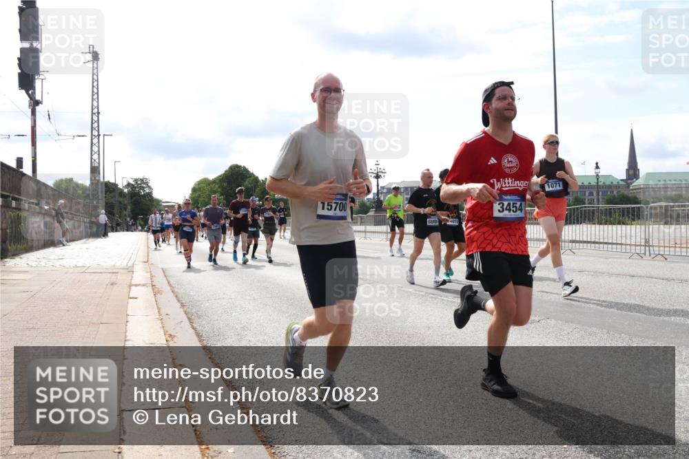 29.06.2025 - hella hamburg halbmarathon Lena Gebhardt http://msf.ph/oto/8370823 29.06.2025 10:14:51 Lombardsbrücke 15700, 4015, 1071, 1071, 1296, 1379, 1406, 1575, 1728, 1745, 2046, 2140, 2494, 2601, 2690, 2990, 3020, 3025, 3154, 3454, 3507, 3509, 3691, 3756, 3834, 3844, 4495, 4641, 5191, 5608, 5670, 5800, 5981, 6028, 6083, 6181, 6248, 6366, 6935, 7195, 7439, 7802, 7881, 8055, 8147, 8237, 8239, 8275, 8522, 8563, 8609, 8755, 8854, 9113, 9173, 9556, 9663, 9709, 9911, 9975, 10224, 10391, 10589, 10610, 10717, 10963, 11271, 11598, 12467, 13237, 16126 meine-sportfotos.de