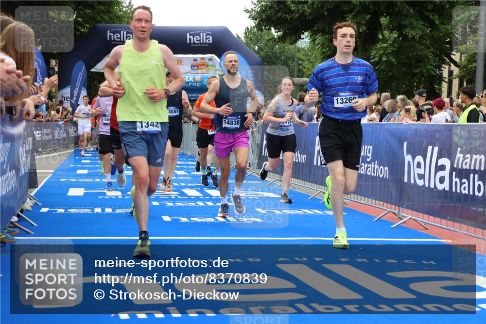 29.06.2025 - hella hamburg halbmarathon Strokosch-Dieckow http://msf.ph/oto/8370839 29.06.2025 10:49:26 Ziel 1342, 1476, 2516, 2592, 2596, 2878, 2889, 4183, 4185, 5705, 8437, 8689, 8813, 10189, 11339, 11340, 11779, 11819, 12094, 12670, 13233, 13269, 14526, 14562, 14838, 15422, 15784, 15857, 15894, 15966, 16114, 16592, 16738, 16891, 18476, 18887, 18960 meine-sportfotos.de