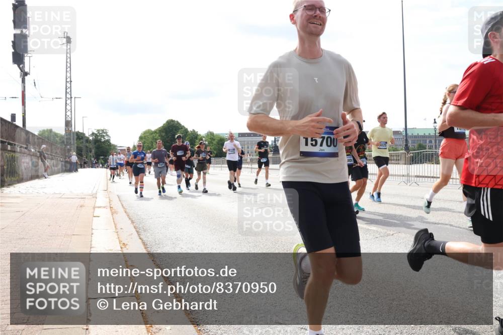29.06.2025 - hella hamburg halbmarathon Lena Gebhardt http://msf.ph/oto/8370950 29.06.2025 10:14:52 Lombardsbrücke 596, 3366, 15700, 3025, 1071, 1296, 1379, 1406, 1575, 1728, 1745, 2046, 2140, 2281, 2494, 2601, 2690, 2990, 3020, 3025, 3154, 3454, 3507, 3509, 3513, 3691, 3756, 3834, 3844, 4495, 4641, 5191, 5608, 5670, 5800, 5981, 6028, 6083, 6181, 6248, 6366, 6935, 7195, 7439, 7802, 7881, 8055, 8147, 8237, 8239, 8275, 8522, 8563, 8609, 8755, 8854, 9113, 9173, 9556, 9663, 9709, 9911, 9975, 10224, 10391, 10589, 10610, 10717, 10963, 11271, 11598, 12467 meine-sportfotos.de