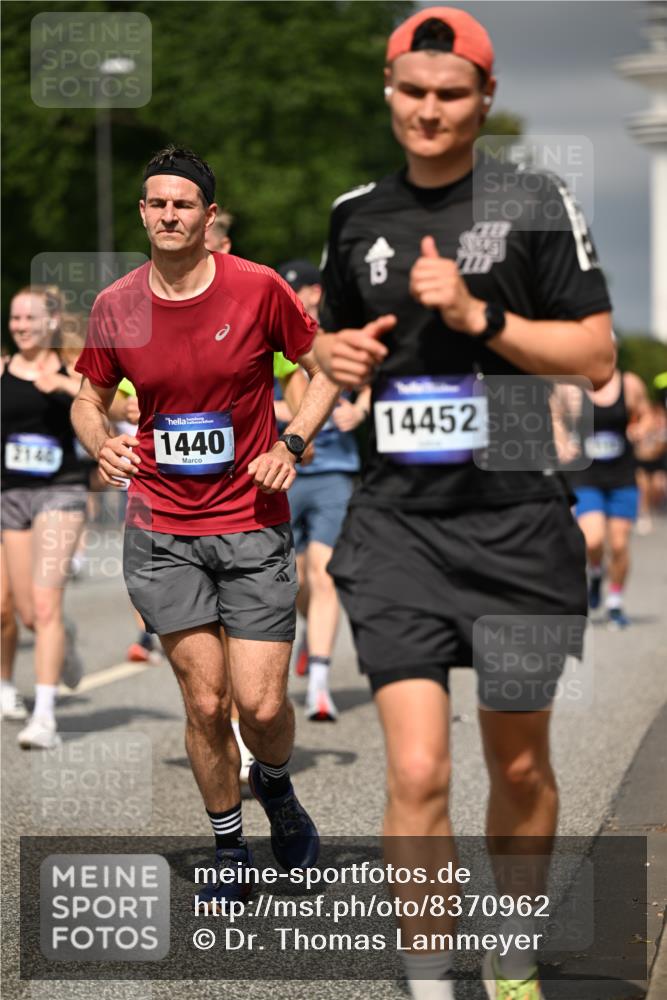 29.06.2025 - hella hamburg halbmarathon Dr. Thomas Lammeyer http://msf.ph/oto/8370962 29.06.2025 10:19:45 Kennedybrücke 1440, 1651, 2076, 2140, 2494, 2720, 2835, 2989, 3167, 3417, 4007, 4466, 5046, 5423, 6376, 6576, 7897, 7941, 7942, 8885, 9192, 9307, 9556, 9847, 10108, 10608, 10963, 11303 meine-sportfotos.de