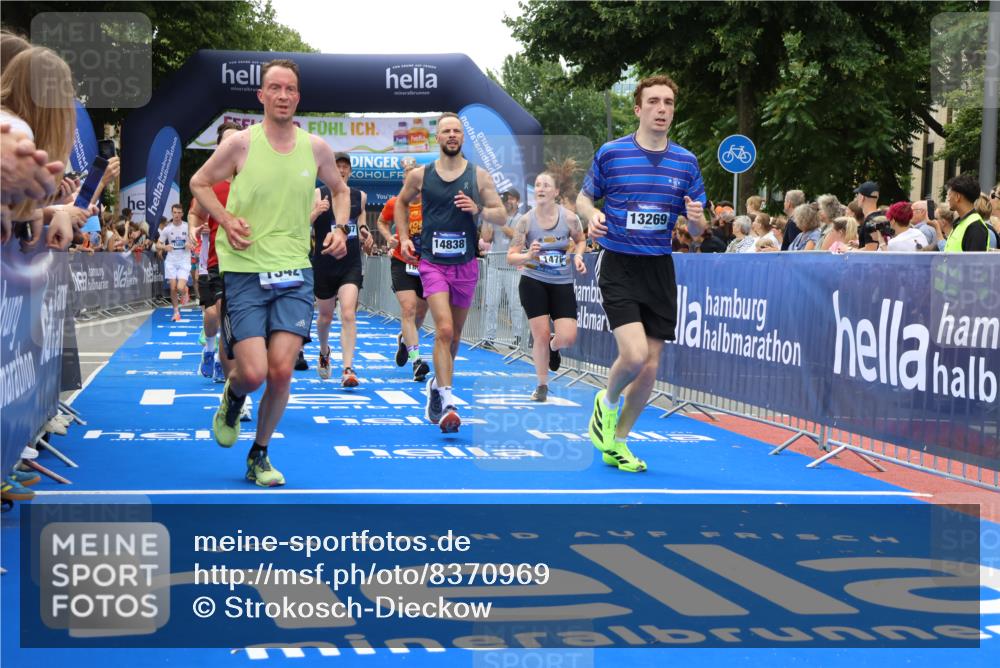 29.06.2025 - hella hamburg halbmarathon Strokosch-Dieckow http://msf.ph/oto/8370969 29.06.2025 10:49:25 Ziel 1342, 1476, 2592, 2596, 2878, 4183, 4185, 8437, 8689, 8813, 10189, 11339, 11340, 11779, 11819, 12094, 12670, 13233, 13269, 14526, 14838, 15422, 15784, 15857, 15894, 15966, 16114, 16592, 16891, 18476, 18887, 18960 meine-sportfotos.de