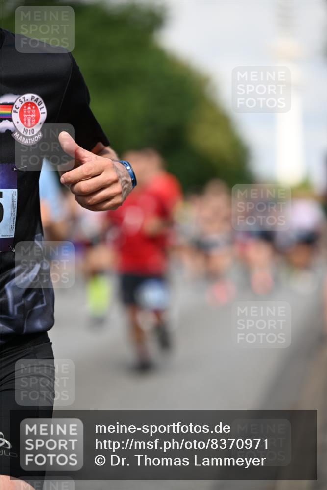 29.06.2025 - hella hamburg halbmarathon Dr. Thomas Lammeyer http://msf.ph/oto/8370971 29.06.2025 09:57:38 Kennedybrücke 1424, 1466, 1476, 1902, 2098, 2188, 2270, 2516, 2823, 2937, 3414, 3477, 3785, 3852, 4140, 4183, 4185, 4235, 4237, 4247, 4949, 5115, 5362, 5460, 5528, 5532, 5650, 6388, 6831, 7167, 7385, 8023, 8269, 8743, 8928, 9030, 9043, 9105, 9200, 9482, 9723, 9815, 9965, 10792, 11077 meine-sportfotos.de