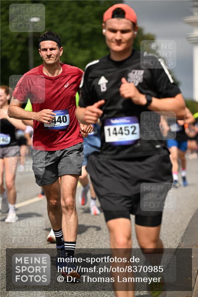 29.06.2025 - hella hamburg halbmarathon Dr. Thomas Lammeyer http://msf.ph/oto/8370985 29.06.2025 10:19:45 Kennedybrücke 1440, 1651, 2076, 2140, 2494, 2720, 2835, 2989, 3167, 3417, 4007, 4466, 5046, 5423, 6376, 6576, 7897, 7941, 7942, 8885, 9192, 9307, 9556, 9847, 10108, 10608, 10963, 11303 meine-sportfotos.de