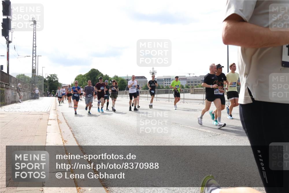29.06.2025 - hella hamburg halbmarathon Lena Gebhardt http://msf.ph/oto/8370988 29.06.2025 10:14:52 Lombardsbrücke 025, 1071, 1296, 1379, 1406, 1575, 1728, 1745, 2046, 2140, 2281, 2494, 2601, 2690, 2990, 3020, 3025, 3154, 3454, 3507, 3509, 3513, 3691, 3756, 3834, 3844, 4495, 4641, 5191, 5608, 5670, 5800, 5981, 6028, 6083, 6181, 6248, 6366, 6935, 7195, 7439, 7802, 7881, 8055, 8147, 8237, 8239, 8275, 8522, 8563, 8609, 8755, 8854, 9113, 9173, 9556, 9663, 9709, 9911, 9975, 10224, 10391, 10589, 10610, 10717, 10963, 11271, 11598, 12467 meine-sportfotos.de