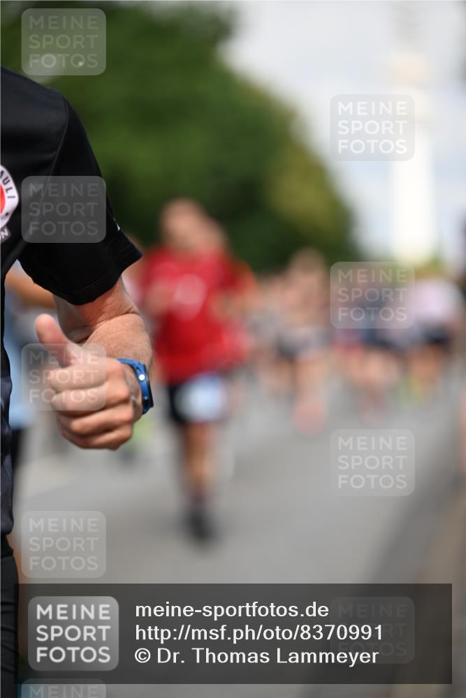 29.06.2025 - hella hamburg halbmarathon Dr. Thomas Lammeyer http://msf.ph/oto/8370991 29.06.2025 09:57:38 Kennedybrücke 1424, 1466, 1476, 1902, 2098, 2188, 2270, 2516, 2823, 2937, 3414, 3477, 3785, 3852, 4140, 4183, 4185, 4235, 4237, 4247, 4949, 5115, 5362, 5460, 5528, 5532, 5650, 6388, 6831, 7167, 7385, 8023, 8269, 8743, 8928, 9030, 9043, 9105, 9200, 9482, 9723, 9815, 9965, 10792, 11077 meine-sportfotos.de