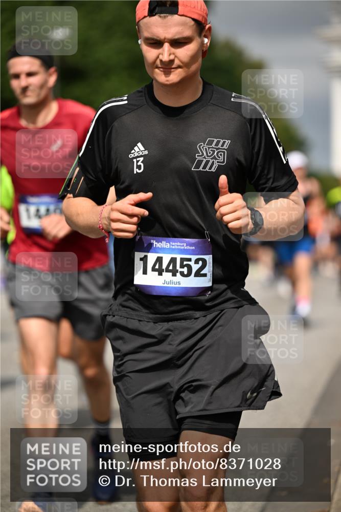 29.06.2025 - hella hamburg halbmarathon Dr. Thomas Lammeyer http://msf.ph/oto/8371028 29.06.2025 10:19:45 Kennedybrücke 1440, 1651, 2076, 2140, 2494, 2720, 2835, 2989, 3167, 3417, 4007, 4466, 5046, 5423, 6376, 6576, 7897, 7941, 7942, 8885, 9192, 9307, 9556, 9847, 10108, 10608, 10963, 11303 meine-sportfotos.de