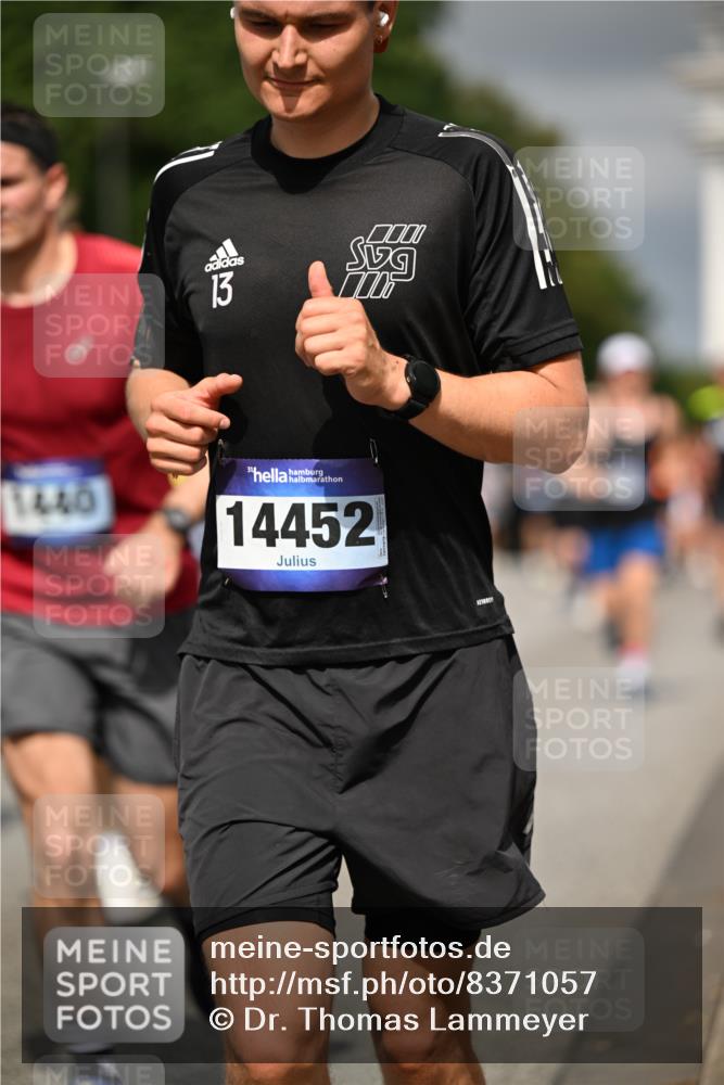 29.06.2025 - hella hamburg halbmarathon Dr. Thomas Lammeyer http://msf.ph/oto/8371057 29.06.2025 10:19:45 Kennedybrücke 1440, 1651, 2076, 2140, 2494, 2720, 2835, 2989, 3167, 3417, 4007, 4466, 5046, 5423, 6376, 6576, 7897, 7941, 7942, 8885, 9192, 9307, 9556, 9847, 10108, 10608, 10963, 11303 meine-sportfotos.de