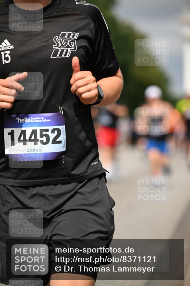 29.06.2025 - hella hamburg halbmarathon Dr. Thomas Lammeyer http://msf.ph/oto/8371121 29.06.2025 10:19:46 Kennedybrücke 1440, 1651, 2076, 2140, 2494, 2720, 2835, 2989, 3167, 3417, 4007, 4466, 5046, 5423, 6376, 6576, 7897, 7941, 7942, 8885, 9192, 9307, 9556, 9847, 10108, 10608, 10963, 11303 meine-sportfotos.de