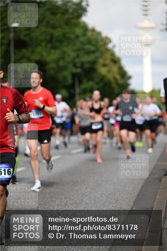 29.06.2025 - hella hamburg halbmarathon Dr. Thomas Lammeyer http://msf.ph/oto/8371178 29.06.2025 09:57:39 Kennedybrücke 1413, 1424, 1466, 1476, 1902, 2098, 2188, 2270, 2516, 2823, 2937, 3414, 3477, 3785, 3852, 4140, 4183, 4185, 4235, 4237, 4247, 4949, 5115, 5362, 5460, 5528, 5532, 5650, 6388, 6831, 7167, 7385, 8023, 8269, 8743, 8928, 9030, 9043, 9105, 9482, 9723, 9815, 9965, 10792, 11077 meine-sportfotos.de