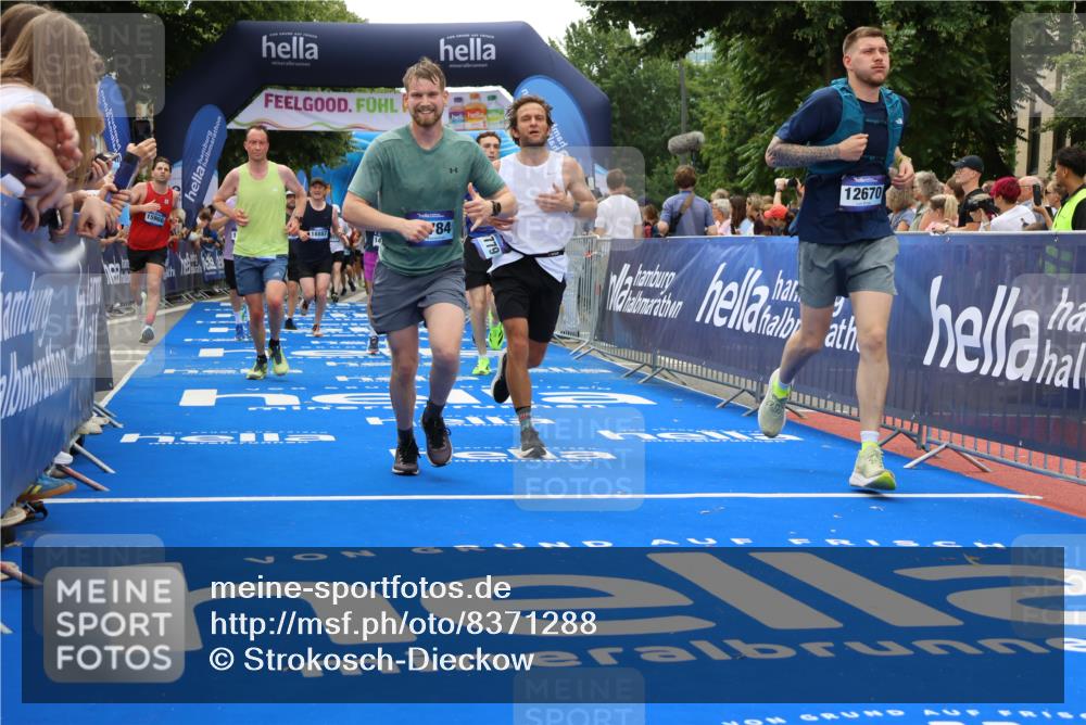 29.06.2025 - hella hamburg halbmarathon Strokosch-Dieckow http://msf.ph/oto/8371288 29.06.2025 10:49:23 Ziel 1342, 1476, 2878, 4183, 4185, 6158, 8437, 8689, 8813, 10053, 10189, 11339, 11779, 11819, 12094, 12670, 13269, 14526, 14838, 15422, 15784, 15894, 15966, 16891, 18476, 18887, 18960 meine-sportfotos.de