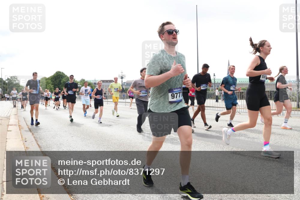 29.06.2025 - hella hamburg halbmarathon Lena Gebhardt http://msf.ph/oto/8371297 29.06.2025 10:39:44 Lombardsbrücke 17379, 712, 2680, 10626, 9771, 1766, 141, 1058, 1076, 1586, 1856, 1883, 1899, 2092, 2313, 2578, 2843, 2976, 3046, 3275, 3353, 3727, 3882, 3883, 3884, 4298, 4603, 4609, 4752, 4855, 4882, 5045, 5229, 5654, 5701, 5901, 6321, 6342, 6343, 6427, 6428, 6698, 6719, 6726, 6739, 6748, 7045, 7053, 7125, 7199, 7429, 7455, 7456, 7501, 7524, 7684, 8107, 8203, 8612, 8995, 9393, 9569, 9698, 9747, 9777, 10441, 10512 meine-sportfotos.de