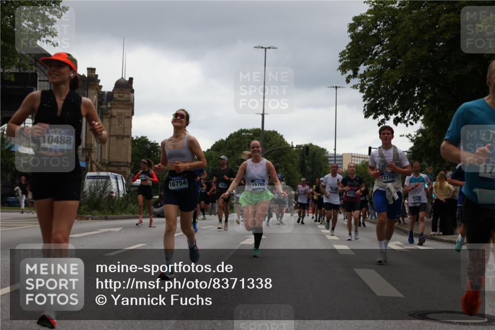 29.06.2025 - hella hamburg halbmarathon Yannick Fuchs http://msf.ph/oto/8371338 29.06.2025 10:53:42 20KM 2780, 3114, 3169, 4238, 4379, 4796, 4986, 6327, 6470, 7824, 8030, 8326, 8481, 8807, 9741, 9985, 10488, 10587, 11018, 11114, 11158, 11159, 11250, 11757, 12406, 12736, 12779, 13036, 13706, 14471, 14928, 15083, 15525, 15785, 15914, 16227, 16530, 16754, 16915, 17176, 17304, 17860, 18377, 18485, 18855, 19178 meine-sportfotos.de