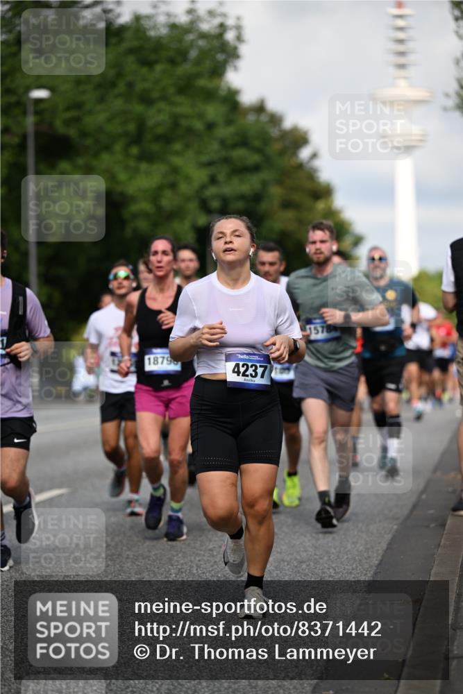 29.06.2025 - hella hamburg halbmarathon Dr. Thomas Lammeyer http://msf.ph/oto/8371442 29.06.2025 09:57:45 Kennedybrücke 1098, 1171, 1413, 1424, 1466, 1476, 1892, 1902, 2098, 2188, 2270, 2516, 2823, 2842, 3477, 3785, 3852, 4140, 4183, 4185, 4235, 4237, 4247, 4270, 5115, 5528, 5532, 5650, 6198, 6266, 6831, 7385, 8023, 8269, 8743, 8928, 9105, 9482, 9619, 9815, 10237, 10792, 11077 meine-sportfotos.de