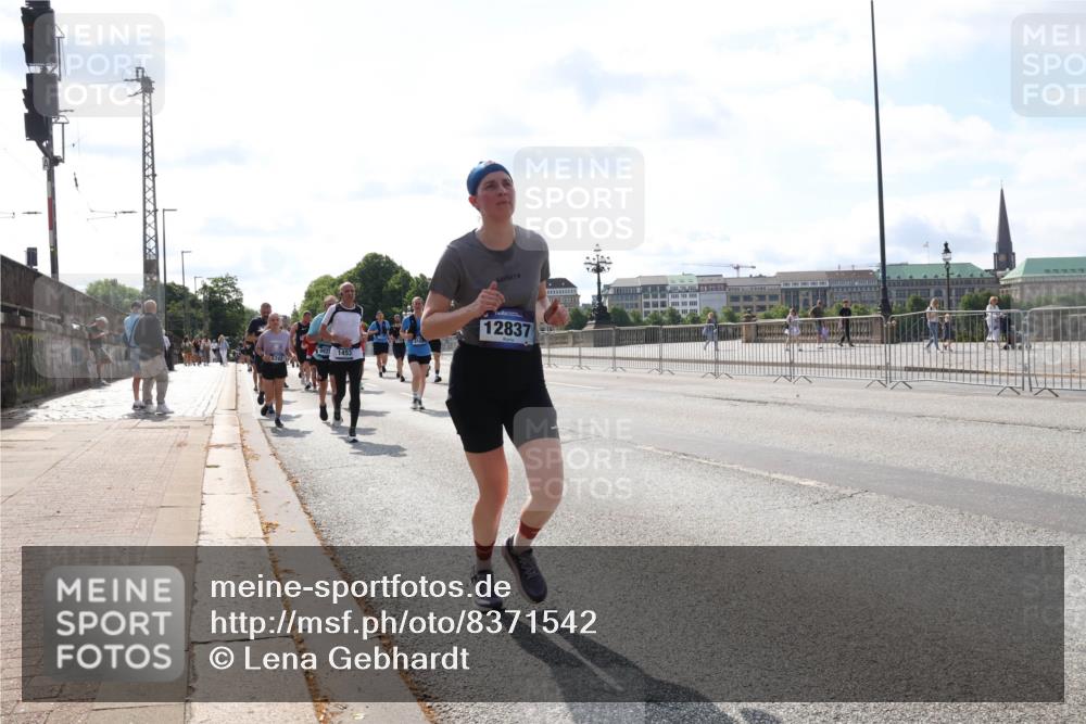 29.06.2025 - hella hamburg halbmarathon Lena Gebhardt http://msf.ph/oto/8371542 29.06.2025 10:02:10 Lombardsbrücke 1453, 12837, 1128, 1184, 1254, 1364, 1432, 1453, 1464, 1729, 1881, 1940, 2142, 2322, 2323, 2806, 3169, 3976, 4066, 4286, 4328, 4985, 5602, 5603, 5742, 5763, 6166, 6295, 6322, 6327, 6438, 6595, 6708, 6860, 7031, 7189, 7223, 7243, 7323, 7869, 9020, 9021, 9156, 9230, 9353, 9741, 9928, 10177, 10866, 10882, 11191, 11554, 11670, 11871, 11938, 12315, 12316, 12491, 14471, 14660, 14677, 16420 meine-sportfotos.de
