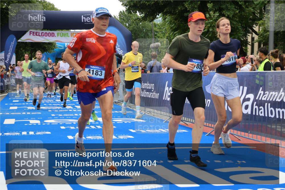 29.06.2025 - hella hamburg halbmarathon Strokosch-Dieckow http://msf.ph/oto/8371604 29.06.2025 10:49:21 Ziel 1342, 1476, 2878, 4183, 4185, 6158, 8112, 8813, 9348, 10053, 10189, 11339, 11779, 11819, 12670, 13269, 13450, 14526, 14838, 15422, 15784, 15894, 15966, 16369, 16891, 18476, 18887, 18960 meine-sportfotos.de