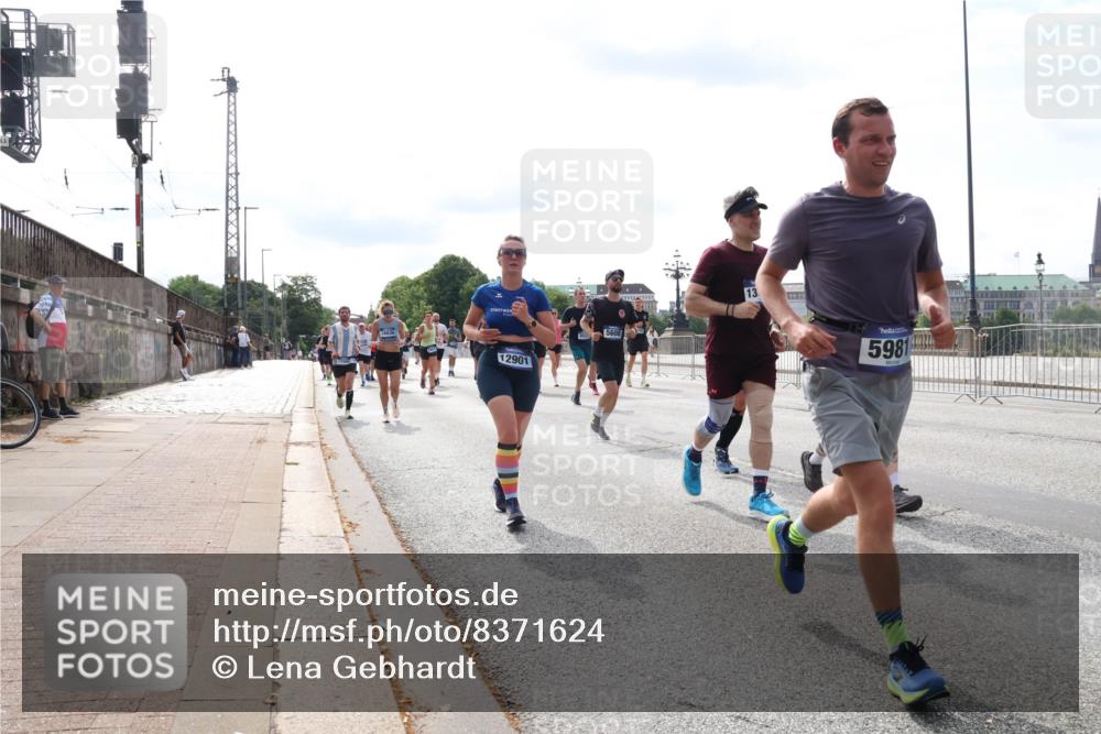 29.06.2025 - hella hamburg halbmarathon Lena Gebhardt http://msf.ph/oto/8371624 29.06.2025 10:14:55 Lombardsbrücke 12901, 5608, 13, 5981, 1071, 1296, 1379, 1406, 1575, 1728, 1745, 2046, 2140, 2281, 2494, 2601, 2690, 2990, 3020, 3025, 3154, 3454, 3507, 3509, 3513, 3691, 3756, 3834, 3844, 4495, 4641, 5191, 5608, 5670, 5800, 5981, 6181, 6248, 6317, 6935, 7195, 7439, 7802, 7881, 8055, 8147, 8237, 8239, 8275, 8522, 8563, 8609, 8755, 8854, 9113, 9173, 9556, 9663, 9709, 9911, 9975, 10224, 10391, 10589, 10610, 10717, 10963, 11271, 11598 meine-sportfotos.de