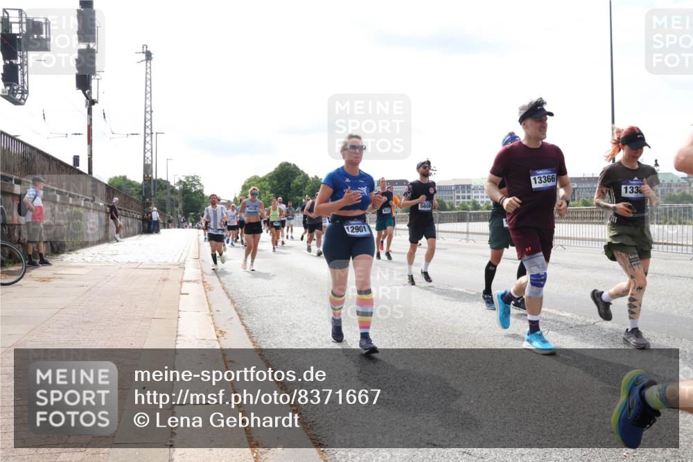 29.06.2025 - hella hamburg halbmarathon Lena Gebhardt http://msf.ph/oto/8371667 29.06.2025 10:14:56 Lombardsbrücke 16036, 12901, 5608, 13366, 133, 1071, 1296, 1379, 1406, 1575, 1728, 1745, 2046, 2140, 2281, 2494, 2601, 2690, 2990, 3020, 3025, 3154, 3454, 3507, 3509, 3513, 3691, 3756, 3834, 3844, 4495, 4641, 5191, 5608, 5670, 5800, 5981, 6181, 6248, 6317, 6935, 7195, 7439, 7802, 7881, 8055, 8147, 8237, 8239, 8275, 8522, 8563, 8609, 8755, 8854, 9113, 9173, 9556, 9663, 9709, 9911, 9975, 10224, 10391, 10589, 10610, 10717, 10963, 11271, 11598 meine-sportfotos.de