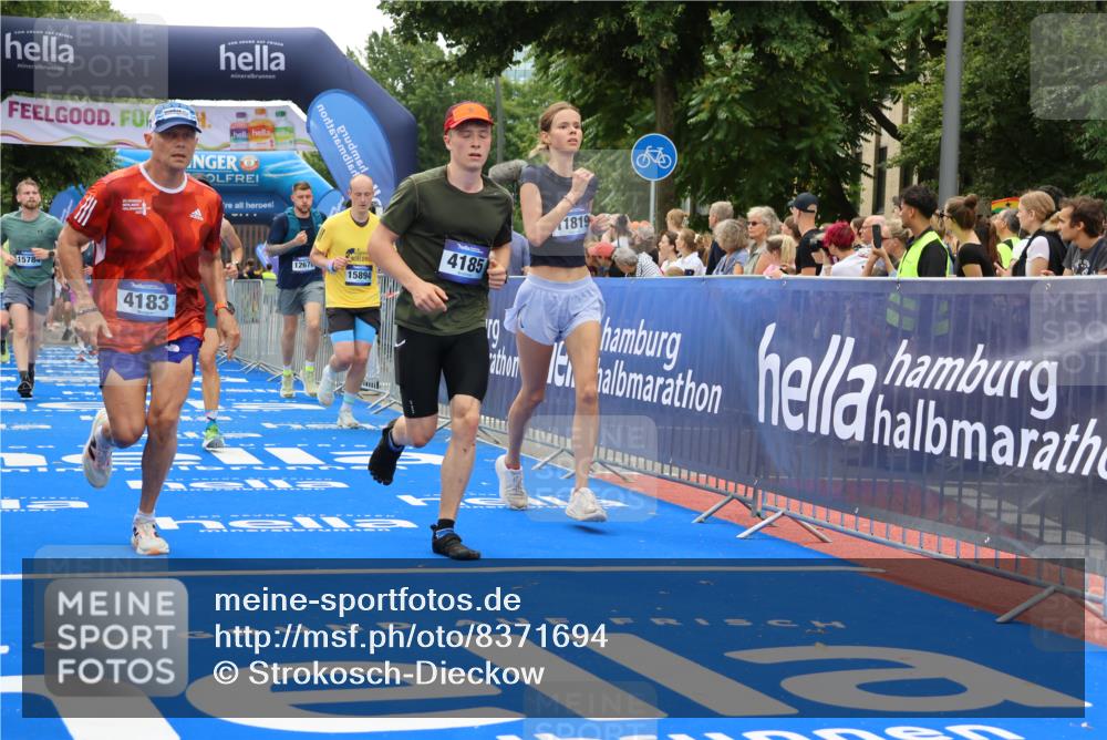 29.06.2025 - hella hamburg halbmarathon Strokosch-Dieckow http://msf.ph/oto/8371694 29.06.2025 10:49:20 Ziel 1342, 1476, 2878, 4183, 4185, 6158, 8112, 9348, 10053, 10189, 11339, 11779, 11819, 12670, 13269, 13450, 14526, 14838, 15422, 15784, 15894, 15966, 16369, 16891, 18476, 18887, 18960 meine-sportfotos.de