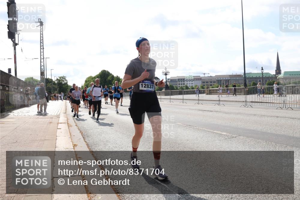 29.06.2025 - hella hamburg halbmarathon Lena Gebhardt http://msf.ph/oto/8371704 29.06.2025 10:02:10 Lombardsbrücke 5742, 453, 12837, 1128, 1184, 1254, 1364, 1432, 1453, 1464, 1729, 1881, 1940, 2142, 2322, 2323, 2806, 3169, 3976, 4066, 4286, 4328, 4985, 5602, 5603, 5742, 5763, 6166, 6295, 6322, 6327, 6438, 6595, 6708, 6860, 7031, 7189, 7223, 7243, 7323, 7869, 9020, 9021, 9156, 9230, 9353, 9741, 9928, 10177, 10866, 10882, 11191, 11554, 11670, 11871, 11938, 12315, 12316, 12491, 14471, 14660, 14677, 16420 meine-sportfotos.de