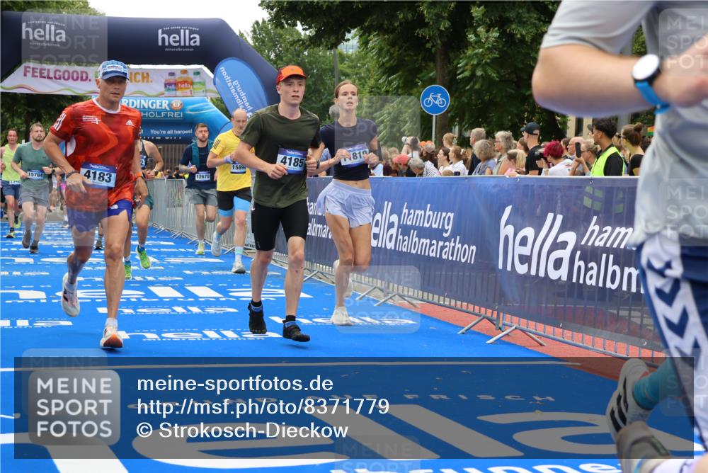 29.06.2025 - hella hamburg halbmarathon Strokosch-Dieckow http://msf.ph/oto/8371779 29.06.2025 10:49:20 Ziel 1342, 1476, 2878, 4183, 4185, 6158, 8112, 9348, 10053, 10189, 11339, 11779, 11819, 12670, 13269, 13450, 14526, 14838, 15422, 15784, 15894, 15966, 16369, 16891, 18476, 18887, 18960 meine-sportfotos.de