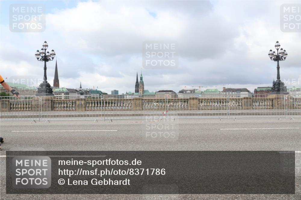 29.06.2025 - hella hamburg halbmarathon Lena Gebhardt http://msf.ph/oto/8371786 29.06.2025 09:12:06 Lombardsbrücke  meine-sportfotos.de