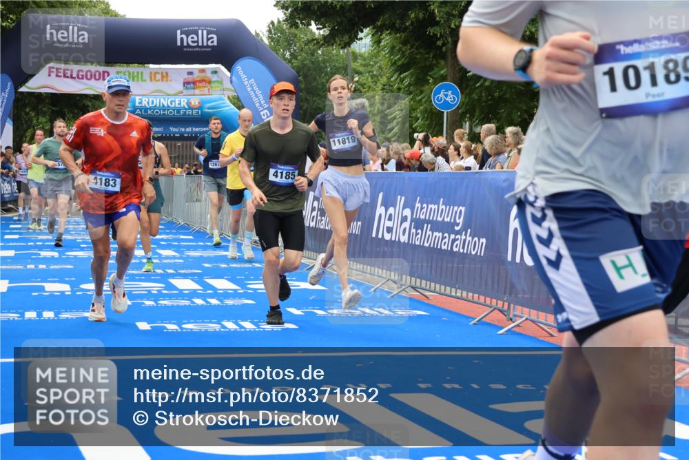 29.06.2025 - hella hamburg halbmarathon Strokosch-Dieckow http://msf.ph/oto/8371852 29.06.2025 10:49:20 Ziel 1342, 1476, 2878, 4183, 4185, 6158, 8112, 9348, 10053, 10189, 11339, 11779, 11819, 12670, 13269, 13450, 14526, 14838, 15422, 15784, 15894, 15966, 16369, 16891, 18476, 18887, 18960 meine-sportfotos.de