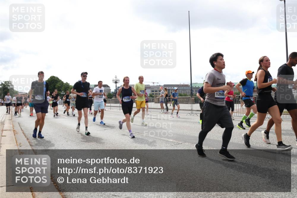 29.06.2025 - hella hamburg halbmarathon Lena Gebhardt http://msf.ph/oto/8371923 29.06.2025 10:39:45 Lombardsbrücke 379, 13178, 7199, 7125, 12680, 1058, 1076, 1586, 1856, 1883, 1899, 2092, 2313, 2578, 2843, 2976, 3046, 3275, 3353, 3727, 3882, 3883, 3884, 4298, 4603, 4609, 4752, 4855, 4882, 5045, 5229, 5654, 5701, 5877, 5901, 6321, 6342, 6343, 6427, 6428, 6698, 6719, 6726, 6739, 6748, 7045, 7053, 7125, 7199, 7429, 7455, 7456, 7501, 7524, 7684, 8107, 8203, 8612, 8995, 9393, 9569, 9698, 9747, 9777, 10441, 10512 meine-sportfotos.de