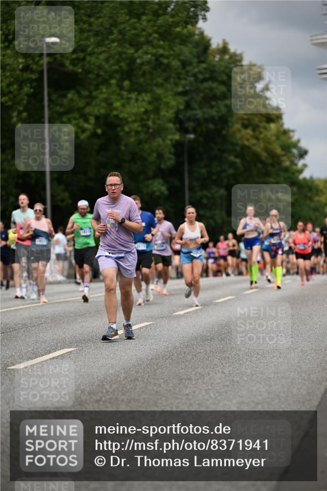 29.06.2025 - hella hamburg halbmarathon Dr. Thomas Lammeyer http://msf.ph/oto/8371941 29.06.2025 10:42:08 Kennedybrücke 1337, 1475, 1578, 1985, 2124, 2853, 3010, 3246, 3286, 3880, 4762, 5139, 5522, 5523, 5875, 6697, 6955, 7124, 7321, 7629, 8696, 8811, 8985, 9391, 9524, 9894, 10025, 10146, 10506, 10836, 11087, 11164 meine-sportfotos.de