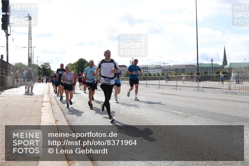 29.06.2025 - hella hamburg halbmarathon Lena Gebhardt http://msf.ph/oto/8371964 29.06.2025 10:02:12 Lombardsbrücke 7243, 9928, 1453, 5742, 938, 1128, 1184, 1254, 1364, 1432, 1453, 1733, 1881, 1940, 2142, 2322, 2323, 2685, 2712, 3169, 3780, 3976, 4066, 4286, 4328, 4985, 5602, 5603, 5742, 5763, 6166, 6295, 6322, 6327, 6438, 6595, 6708, 6860, 7031, 7049, 7189, 7223, 7243, 7323, 7869, 9020, 9021, 9131, 9156, 9230, 9353, 9741, 9928, 10177, 10866, 10882, 11191, 11554, 11670, 11871, 11938, 12315, 12316, 12491, 14471, 14660, 14677, 16420 meine-sportfotos.de