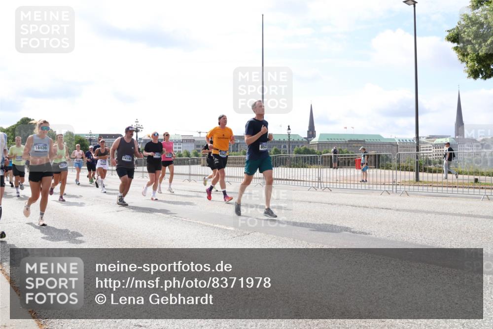 29.06.2025 - hella hamburg halbmarathon Lena Gebhardt http://msf.ph/oto/8371978 29.06.2025 10:14:58 Lombardsbrücke 10717, 16036, 852, 14195, 17708, 1, 8854, 1071, 1296, 1379, 1524, 1575, 1728, 1745, 2046, 2140, 2281, 2601, 2690, 2990, 3020, 3025, 3154, 3454, 3507, 3509, 3513, 3650, 3691, 3834, 3844, 4495, 4641, 5191, 5608, 5670, 5800, 5981, 5986, 6181, 6248, 6317, 6935, 7195, 7439, 7881, 8055, 8147, 8237, 8239, 8275, 8522, 8563, 8609, 8755, 8854, 9113, 9173, 9556, 9663, 9709, 9911, 9975, 10391, 10589, 10610, 10717, 10963, 11271, 11598 meine-sportfotos.de