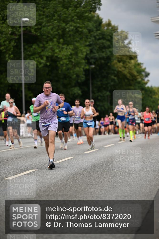 29.06.2025 - hella hamburg halbmarathon Dr. Thomas Lammeyer http://msf.ph/oto/8372020 29.06.2025 10:42:08 Kennedybrücke 1337, 1475, 1578, 1985, 2124, 2853, 3010, 3246, 3286, 3880, 4762, 5139, 5522, 5523, 5875, 6697, 6955, 7124, 7321, 7629, 8696, 8811, 8985, 9391, 9524, 9894, 10025, 10146, 10506, 10836, 11087, 11164 meine-sportfotos.de