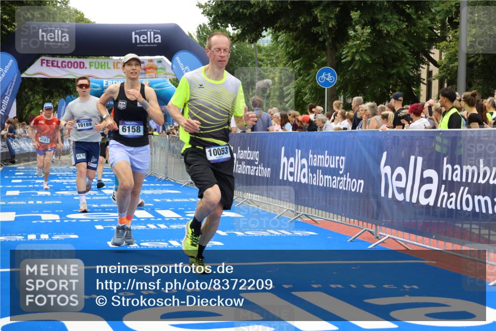 29.06.2025 - hella hamburg halbmarathon Strokosch-Dieckow http://msf.ph/oto/8372209 29.06.2025 10:49:17 Ziel 2013, 4183, 4185, 6158, 8112, 9348, 10053, 10189, 11819, 12670, 13450, 14526, 15422, 15523, 15784, 15894, 15966, 16369, 16731 meine-sportfotos.de
