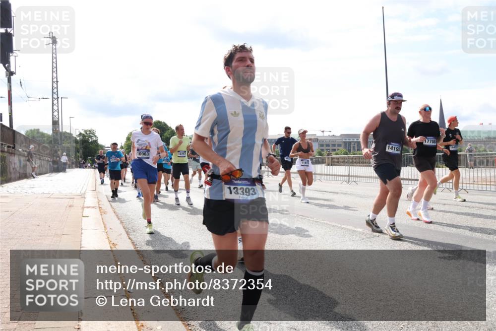 29.06.2025 - hella hamburg halbmarathon Lena Gebhardt http://msf.ph/oto/8372354 29.06.2025 10:14:59 Lombardsbrücke 10963, 10717, 13393, 11611, 14195, 17708, 14452, 1071, 1296, 1379, 1524, 1575, 1728, 1745, 2046, 2140, 2281, 2601, 2690, 2990, 3020, 3025, 3154, 3454, 3507, 3509, 3513, 3650, 3691, 3834, 3844, 4495, 4641, 5191, 5608, 5800, 5981, 5986, 6181, 6248, 6317, 6935, 7195, 7439, 7881, 8055, 8147, 8237, 8239, 8275, 8522, 8563, 8609, 8755, 8854, 9113, 9173, 9556, 9663, 9709, 9911, 9975, 10391, 10589, 10610, 10717, 10963, 11271, 11598 meine-sportfotos.de