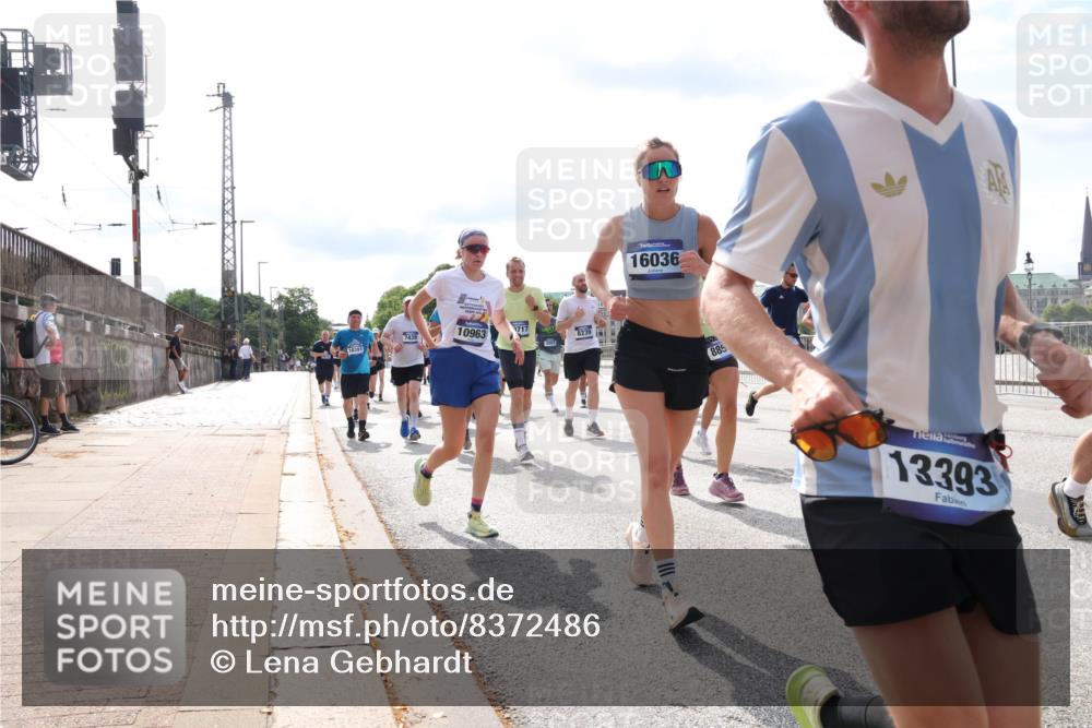 29.06.2025 - hella hamburg halbmarathon Lena Gebhardt http://msf.ph/oto/8372486 29.06.2025 10:15:00 Lombardsbrücke 7439, 10963, 717, 8239, 10391, 16036, 885, 13393, 1071, 1296, 1379, 1524, 1575, 1728, 1745, 2046, 2140, 2281, 2601, 2690, 2990, 3020, 3025, 3154, 3454, 3507, 3509, 3513, 3650, 3691, 3834, 3844, 4495, 4641, 5191, 5608, 5800, 5981, 5986, 6181, 6248, 6317, 6935, 7195, 7439, 7881, 8055, 8147, 8237, 8239, 8275, 8522, 8563, 8609, 8755, 8854, 9113, 9173, 9556, 9663, 9709, 9847, 9911, 9975, 10391, 10589, 10610, 10717, 10963, 11271, 11598 meine-sportfotos.de