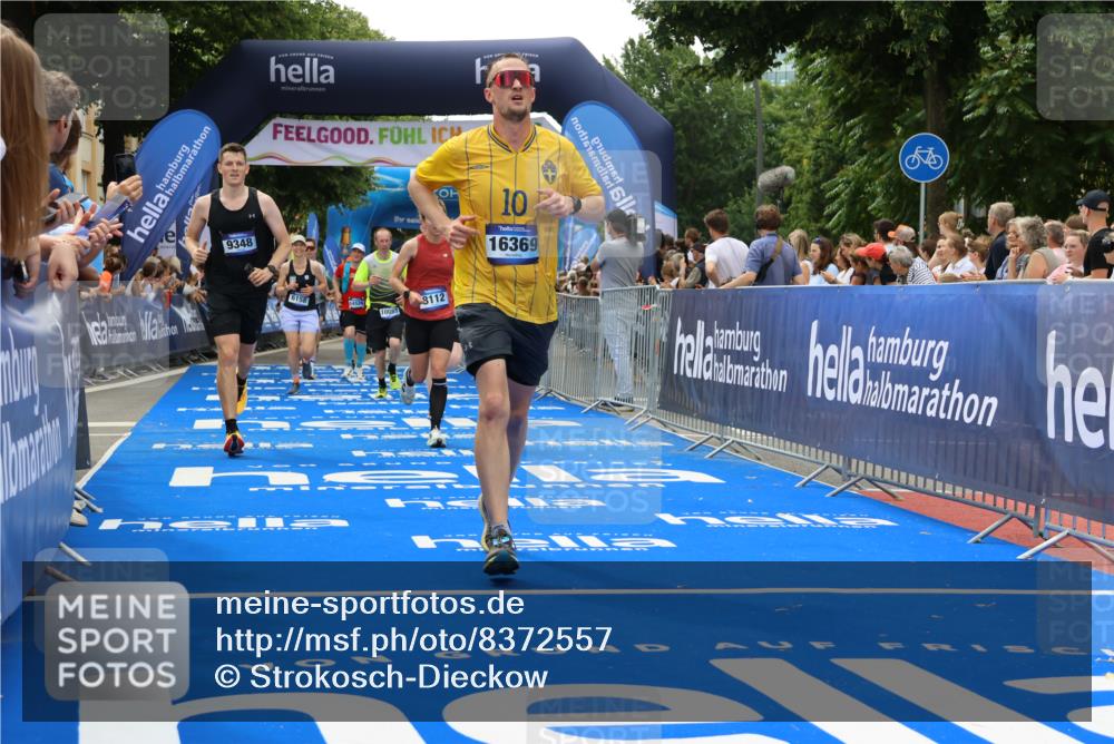 29.06.2025 - hella hamburg halbmarathon Strokosch-Dieckow http://msf.ph/oto/8372557 29.06.2025 10:49:14 Ziel 2013, 4183, 4185, 6158, 6389, 8112, 9348, 10053, 10184, 10189, 11819, 13450, 14526, 15422, 15523, 16369, 16414, 16731, 17173, 18598, 18842 meine-sportfotos.de