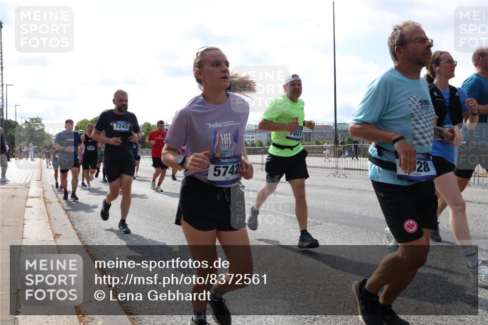 29.06.2025 - hella hamburg halbmarathon Lena Gebhardt http://msf.ph/oto/8372561 29.06.2025 10:02:14 Lombardsbrücke 6322, 7243, 5742, 5, 50, 28, 1128, 1254, 1364, 1432, 1453, 1733, 1881, 2142, 2322, 2323, 2685, 2712, 3169, 3780, 3976, 4066, 4286, 4328, 4985, 5742, 5763, 6166, 6295, 6322, 6327, 6438, 6595, 6708, 6860, 7031, 7049, 7189, 7223, 7243, 7323, 7869, 8749, 9020, 9021, 9131, 9156, 9230, 9353, 9741, 9928, 10177, 10866, 10882, 11191, 11554, 11670, 11871, 11938, 12315, 12316, 12491, 14471, 14660, 14677, 16420 meine-sportfotos.de