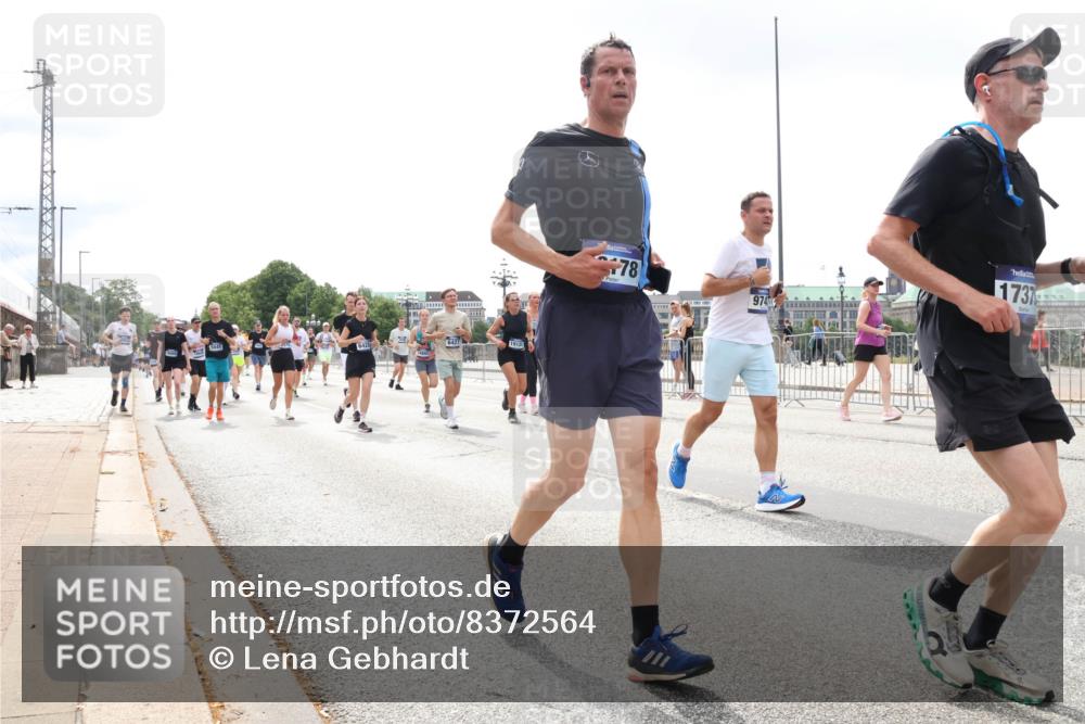 29.06.2025 - hella hamburg halbmarathon Lena Gebhardt http://msf.ph/oto/8372564 29.06.2025 10:39:47 Lombardsbrücke 6427, 6428, 1912, 178, 974, 1737, 1058, 1076, 1586, 1856, 1883, 1899, 2313, 2578, 2888, 2976, 3046, 3275, 3353, 3882, 3883, 3884, 4298, 4603, 4609, 4752, 4855, 5045, 5229, 5654, 5701, 5877, 5901, 6321, 6342, 6343, 6427, 6428, 6698, 6719, 6726, 6739, 6748, 6750, 7045, 7053, 7125, 7199, 7429, 7455, 7456, 7501, 7524, 7684, 8107, 8203, 8612, 8995, 9393, 9569, 9698, 9747, 9777, 10441, 10512 meine-sportfotos.de