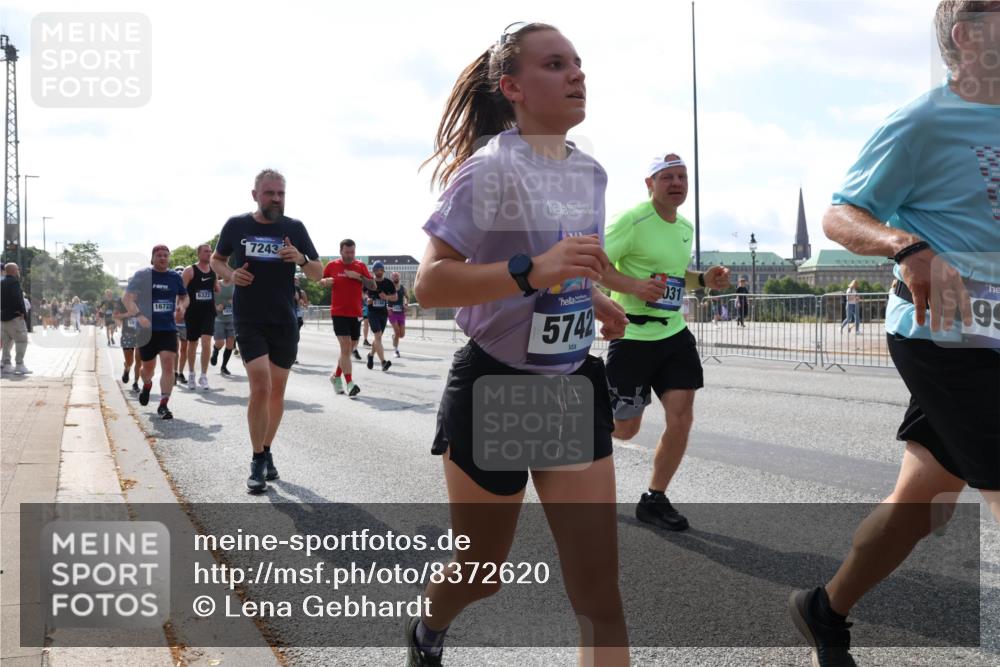 29.06.2025 - hella hamburg halbmarathon Lena Gebhardt http://msf.ph/oto/8372620 29.06.2025 10:02:14 Lombardsbrücke 16723, 6322, 7243, 6164, 5742, 031, 99, 1128, 1254, 1364, 1432, 1453, 1733, 1881, 2142, 2322, 2323, 2685, 2712, 3169, 3780, 3976, 4066, 4286, 4328, 4985, 5742, 5763, 6166, 6295, 6322, 6327, 6438, 6595, 6708, 6860, 7031, 7049, 7189, 7223, 7243, 7323, 7869, 8749, 9020, 9021, 9131, 9156, 9230, 9353, 9741, 9928, 10177, 10866, 10882, 11191, 11554, 11670, 11871, 11938, 12315, 12316, 12491, 14471, 14660, 14677, 16420 meine-sportfotos.de