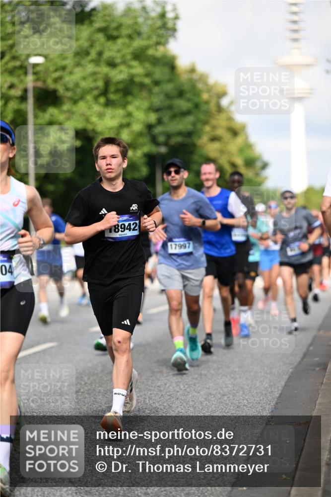29.06.2025 - hella hamburg halbmarathon Dr. Thomas Lammeyer http://msf.ph/oto/8372731 29.06.2025 09:58:04 Kennedybrücke 1098, 1119, 1171, 1342, 1399, 1413, 1476, 1750, 1892, 1942, 2020, 2098, 2188, 2442, 2470, 2823, 2842, 2889, 3477, 4029, 4183, 4185, 4270, 4816, 5020, 5706, 6198, 6266, 6630, 6819, 6831, 7087, 7297, 7709, 8142, 8374, 8576, 8743, 9051, 9463, 9619, 9815, 10237, 10529 meine-sportfotos.de