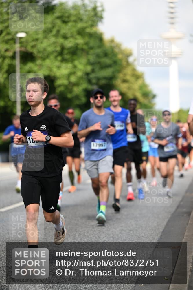 29.06.2025 - hella hamburg halbmarathon Dr. Thomas Lammeyer http://msf.ph/oto/8372751 29.06.2025 09:58:05 Kennedybrücke 1098, 1119, 1171, 1342, 1399, 1413, 1476, 1750, 1892, 1942, 2020, 2098, 2188, 2442, 2470, 2823, 2842, 2889, 3477, 4029, 4183, 4185, 4270, 4816, 5020, 5706, 5884, 6198, 6266, 6630, 6819, 7087, 7297, 7709, 8142, 8374, 8576, 8743, 9051, 9463, 9619, 9815, 10237, 10529 meine-sportfotos.de