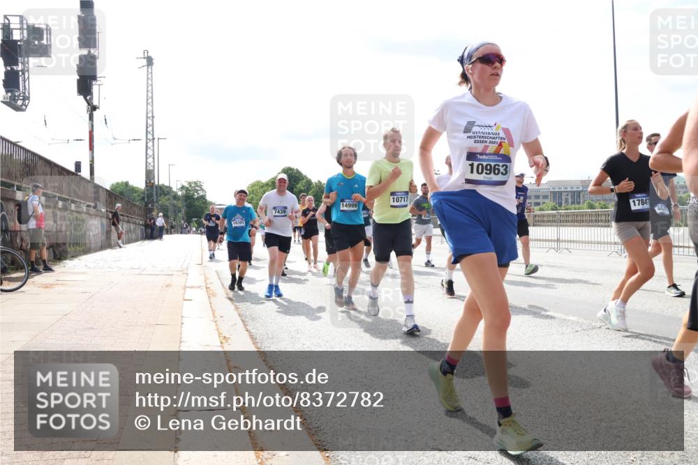 29.06.2025 - hella hamburg halbmarathon Lena Gebhardt http://msf.ph/oto/8372782 29.06.2025 10:15:01 Lombardsbrücke 10717, 14999, 7439, 10391, 17, 19, 23, 2021, 10963, 17847, 464, 1071, 1296, 1379, 1524, 1575, 1728, 1745, 2046, 2140, 2281, 2601, 2690, 2990, 3020, 3025, 3154, 3454, 3507, 3509, 3513, 3650, 3691, 3834, 3844, 4495, 4641, 5191, 5271, 5608, 5800, 5981, 5986, 6181, 6248, 6317, 6935, 7195, 7439, 7452, 7881, 8055, 8147, 8237, 8239, 8256, 8275, 8522, 8563, 8609, 8755, 8854, 9113, 9173, 9556, 9663, 9709, 9847, 9911, 9975, 10391, 10589, 10610, 10717, 10963, 11271, 11598 meine-sportfotos.de