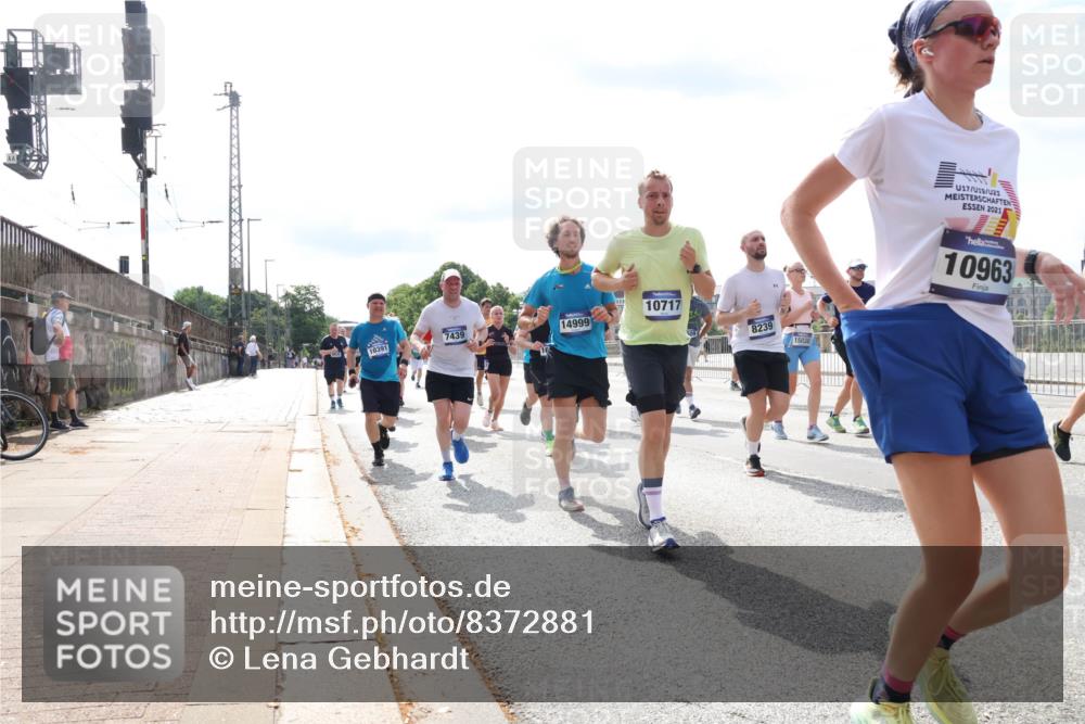29.06.2025 - hella hamburg halbmarathon Lena Gebhardt http://msf.ph/oto/8372881 29.06.2025 10:15:01 Lombardsbrücke 391, 10717, 7439, 14999, 8239, 15038, 17, 19, 23, 2021, 10963, 1071, 1296, 1379, 1524, 1575, 1728, 1745, 2046, 2140, 2281, 2601, 2690, 2990, 3020, 3025, 3154, 3454, 3507, 3509, 3513, 3650, 3691, 3834, 3844, 4495, 4641, 5191, 5271, 5608, 5800, 5981, 5986, 6181, 6248, 6317, 6935, 7195, 7439, 7452, 7881, 8055, 8147, 8237, 8239, 8256, 8275, 8522, 8563, 8609, 8755, 8854, 9113, 9173, 9556, 9663, 9709, 9847, 9911, 9975, 10391, 10589, 10610, 10717, 10963, 11271, 11598 meine-sportfotos.de