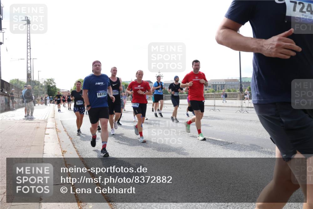 29.06.2025 - hella hamburg halbmarathon Lena Gebhardt http://msf.ph/oto/8372882 29.06.2025 10:02:15 Lombardsbrücke 19162, 16723, 5322, 12315, 724, 1128, 1254, 1364, 1432, 1453, 1733, 1881, 2142, 2322, 2323, 2685, 2712, 3169, 3780, 3976, 4066, 4286, 4328, 4985, 5742, 5763, 6166, 6295, 6322, 6327, 6438, 6595, 6708, 6860, 7031, 7049, 7189, 7223, 7243, 7323, 7869, 8749, 9020, 9021, 9131, 9156, 9230, 9353, 9554, 9741, 9928, 10177, 10866, 10882, 11191, 11554, 11670, 11871, 11938, 12315, 12316, 12491, 14471, 14660, 14677, 16420 meine-sportfotos.de