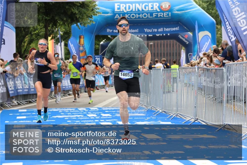 29.06.2025 - hella hamburg halbmarathon Strokosch-Dieckow http://msf.ph/oto/8373025 29.06.2025 10:27:10 Ziel 9097, 15583, 18037, 18124 meine-sportfotos.de