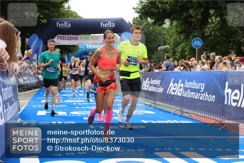 29.06.2025 - hella hamburg halbmarathon Strokosch-Dieckow http://msf.ph/oto/8373030 29.06.2025 10:49:07 Ziel 2013, 4832, 4847, 4890, 6389, 7297, 8112, 8302, 8821, 10184, 13614, 15523, 16369, 16414, 16627, 16731, 17173, 17632, 18598, 18842 meine-sportfotos.de