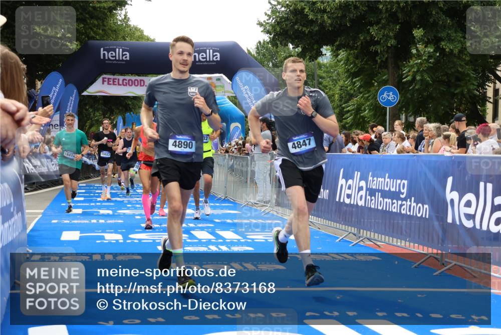 29.06.2025 - hella hamburg halbmarathon Strokosch-Dieckow http://msf.ph/oto/8373168 29.06.2025 10:49:05 Ziel 1381, 1452, 2013, 4832, 4847, 4890, 6389, 7297, 8302, 8821, 9695, 10184, 13614, 13688, 15523, 16414, 16627, 16731, 17173, 17632, 18598, 18842 meine-sportfotos.de