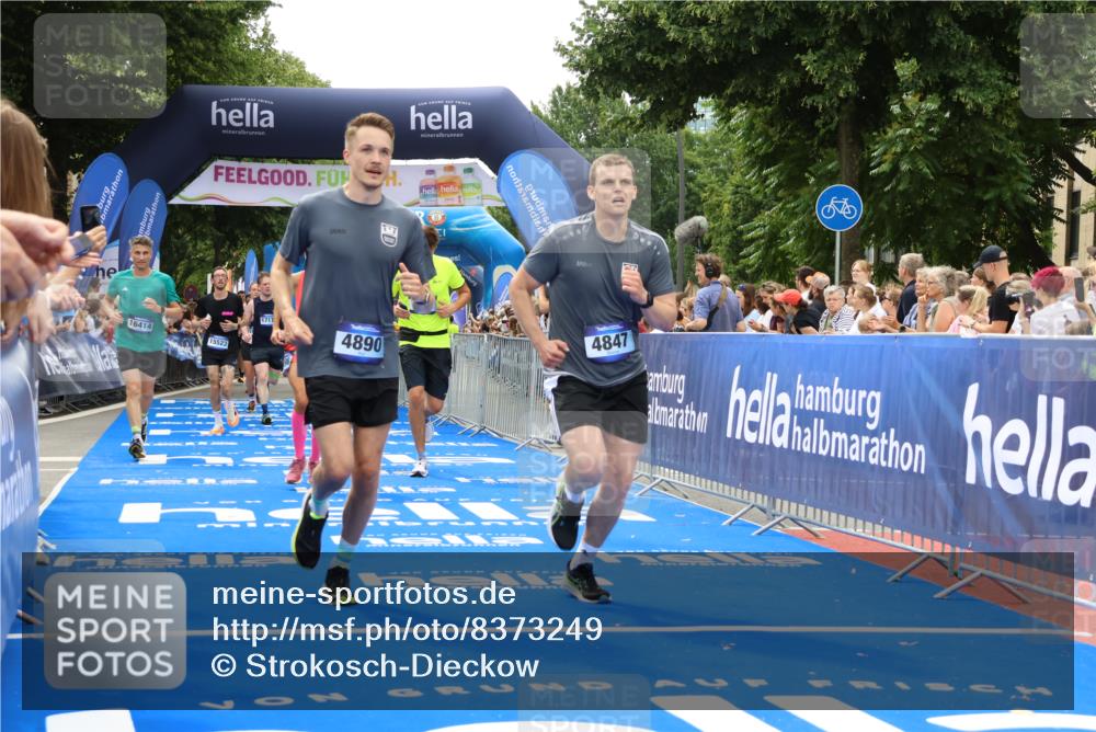 29.06.2025 - hella hamburg halbmarathon Strokosch-Dieckow http://msf.ph/oto/8373249 29.06.2025 10:49:05 Ziel 1381, 1452, 2013, 4832, 4847, 4890, 6389, 7297, 8302, 8821, 9695, 10184, 13614, 13688, 15523, 16414, 16627, 16731, 17173, 17632, 18598, 18842 meine-sportfotos.de